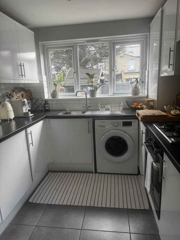 Room Rays Avenue in Greater London