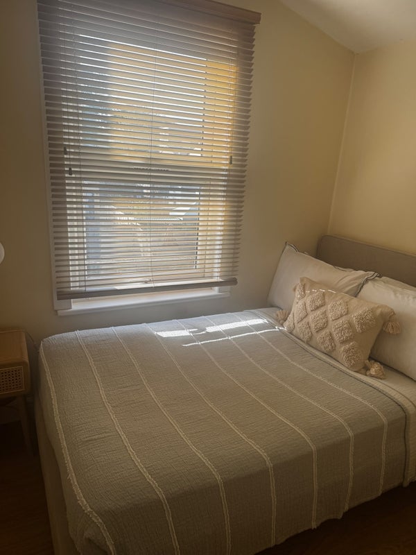 Room Rays Avenue in Greater London