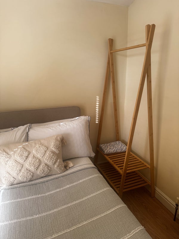 Room Rays Avenue in Greater London