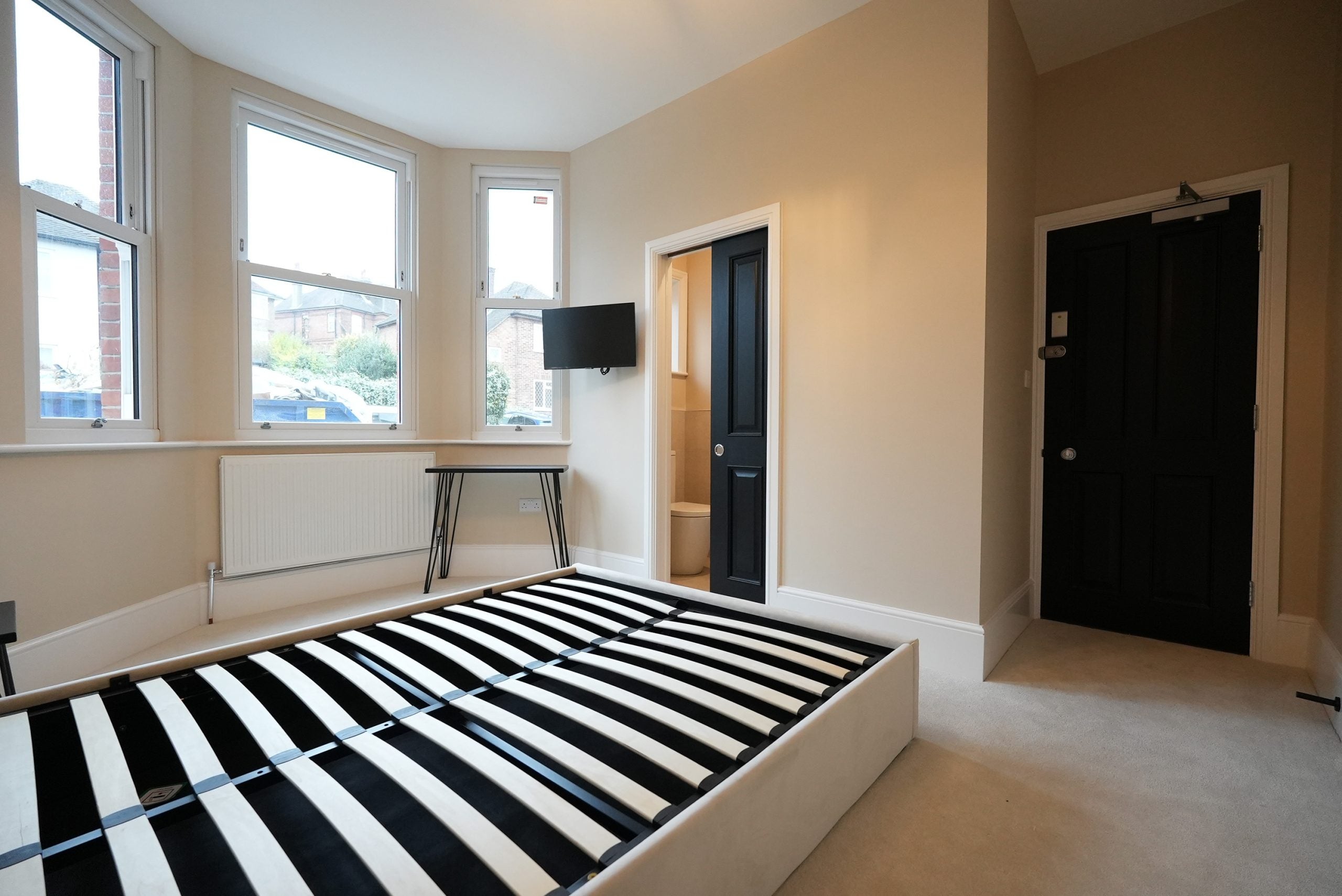 Room Lynwood Road in Reigate and Banstead