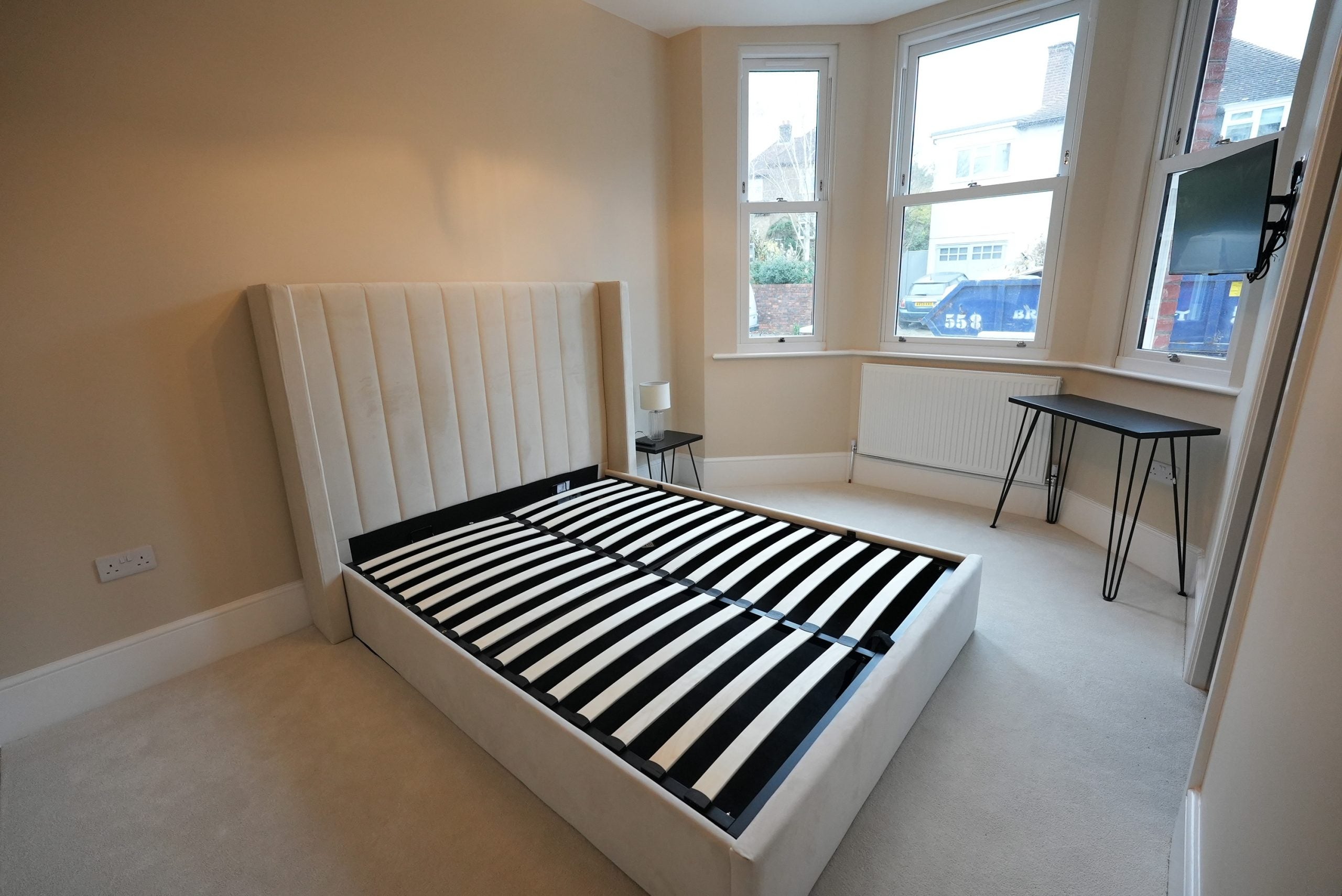 Room Lynwood Road in Reigate and Banstead