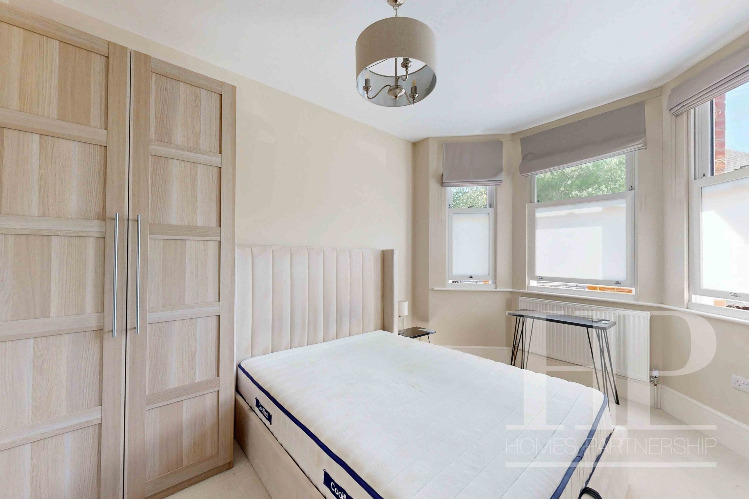 Room Lynwood Road in Reigate and Banstead