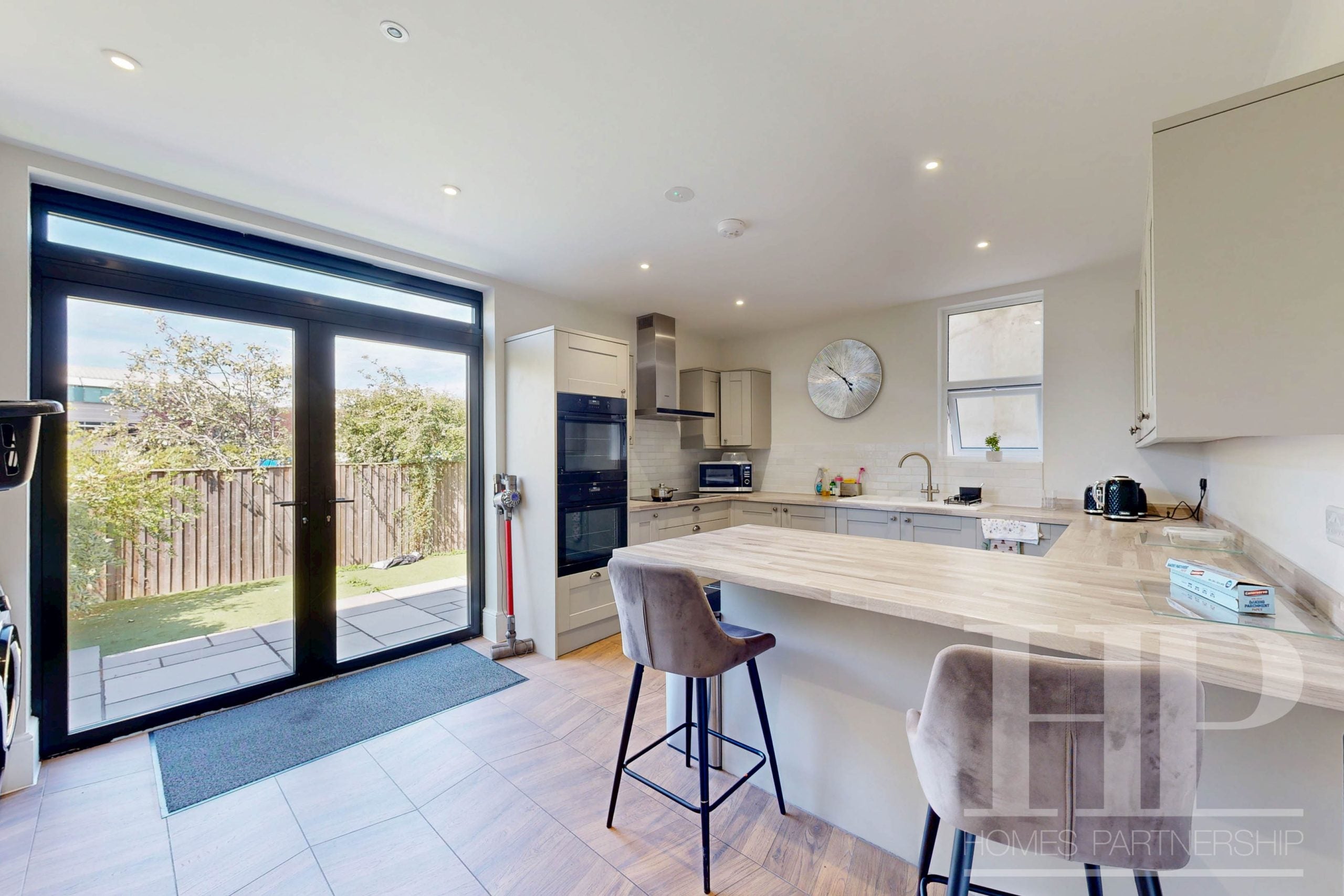Room Lynwood Road in Reigate and Banstead