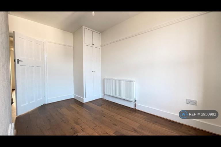 Flat Tooting High Street in Greater London