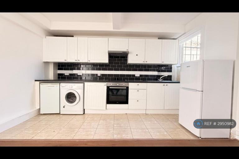 Flat Tooting High Street in Greater London