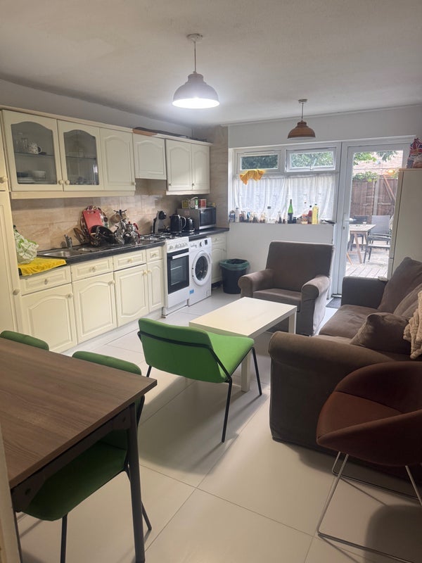 Room Overbury Street in Greater London