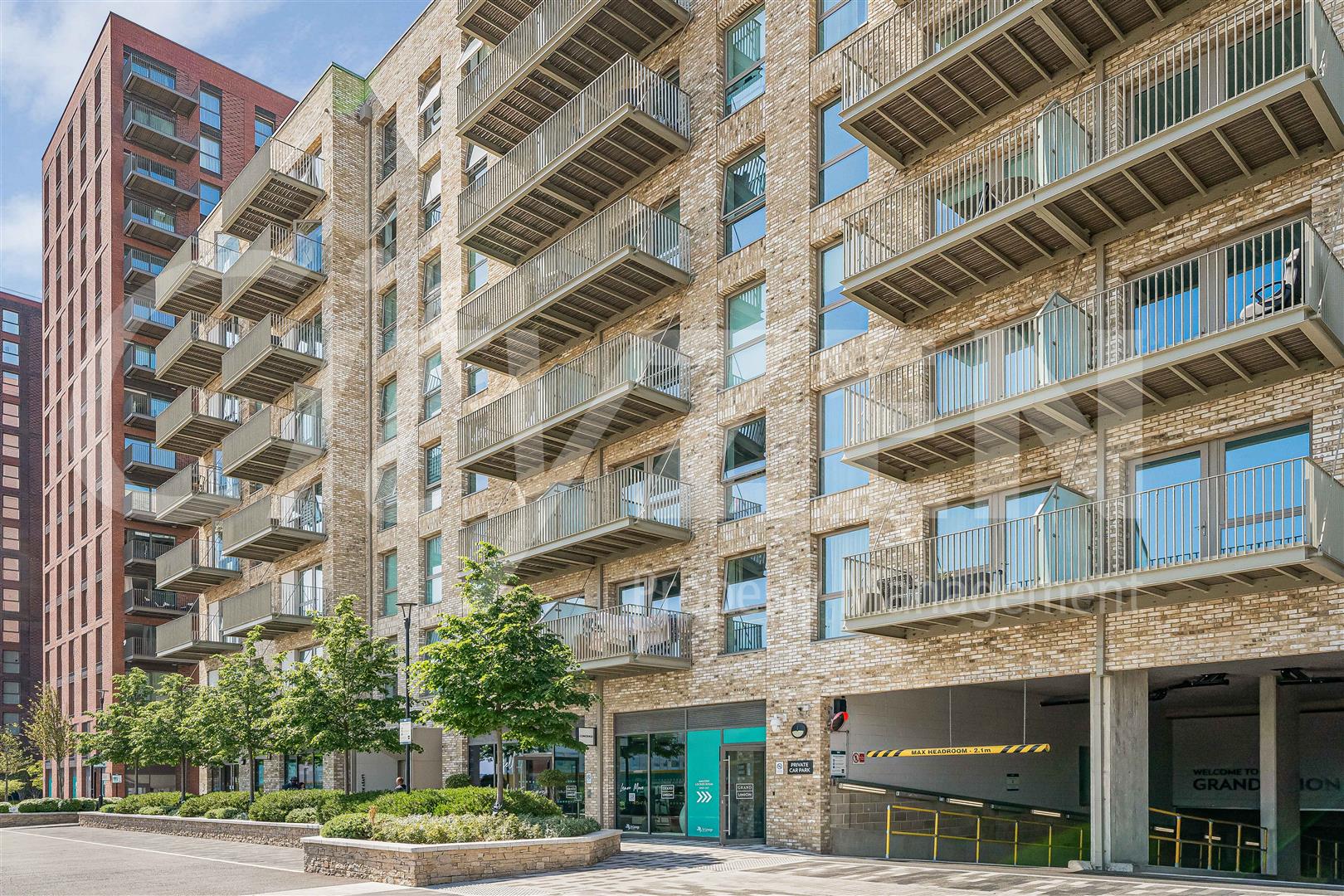 Flat Beresford Avenue in Greater London