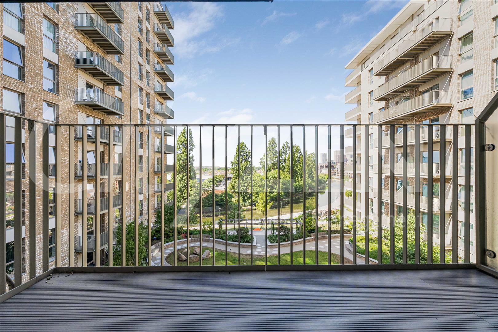 Flat Beresford Avenue in Greater London