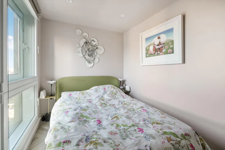 Flat Prestons Road in Greater London