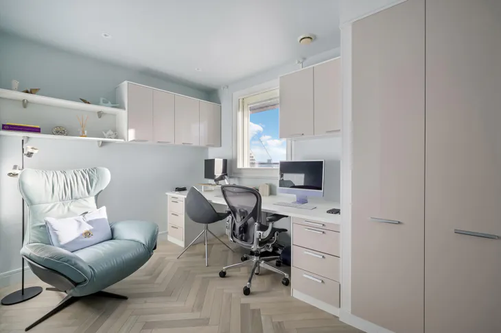 Flat Prestons Road in Greater London