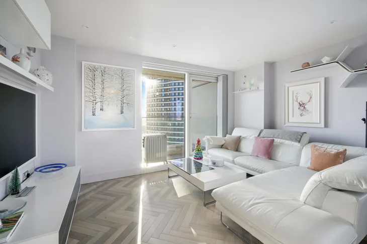 Flat Prestons Road in Greater London