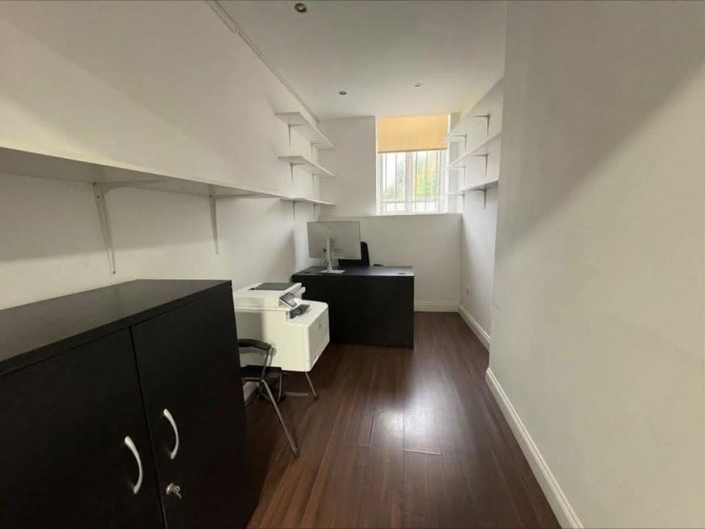 Flat Goodwyn Avenue in Greater London