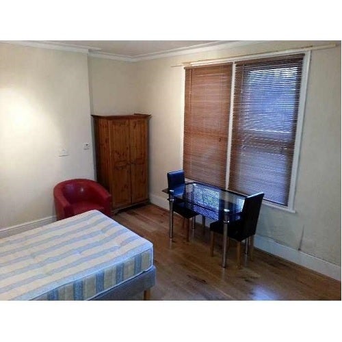 Room Ravenscroft Road in London