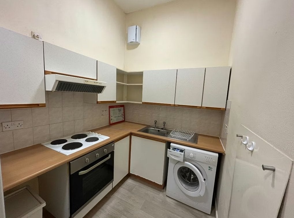 Flat Murieston Crescent in City of Edinburgh