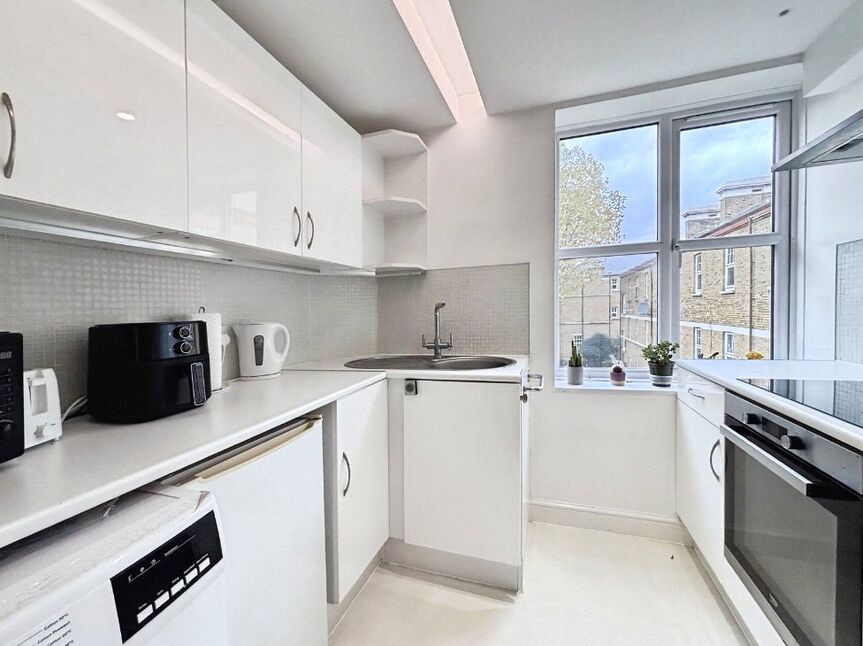 Flat Hunsdon Road in Greater London