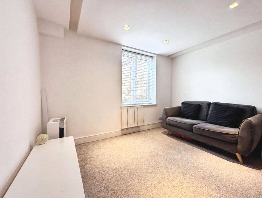 Flat Hunsdon Road in Greater London