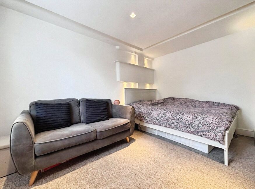 Flat Hunsdon Road in Greater London