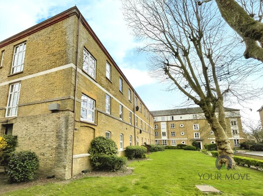 Flat Hunsdon Road in Greater London