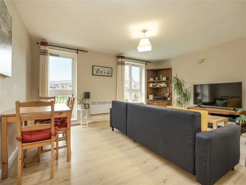 Flat Garter Way in Greater London