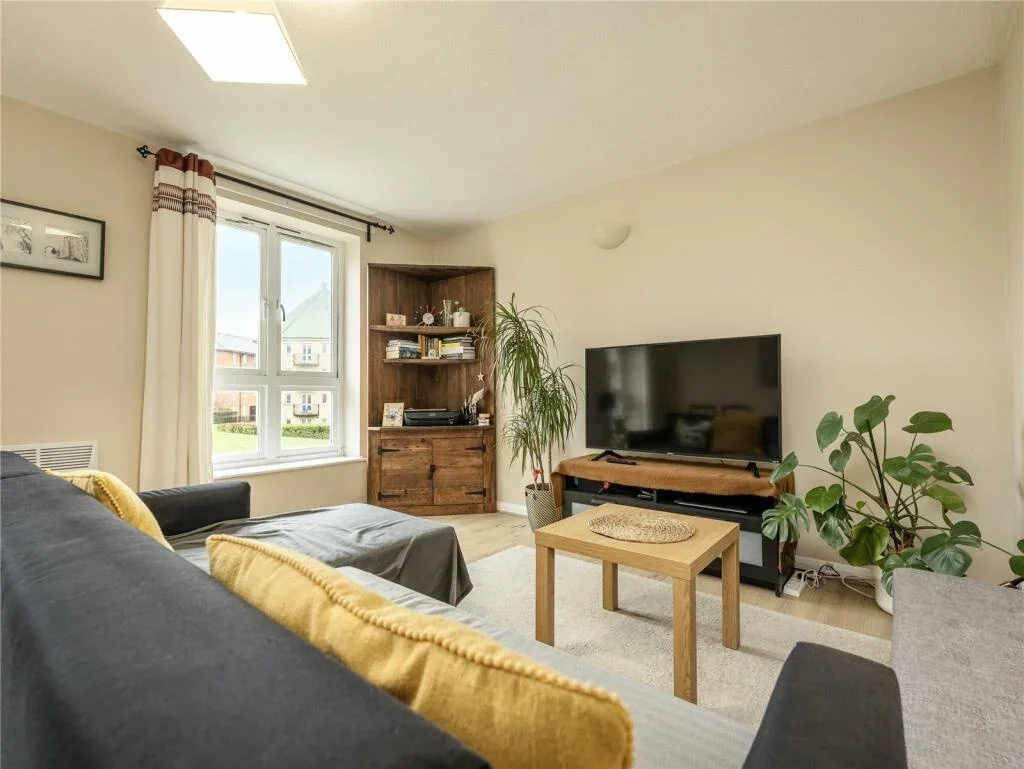 Flat Garter Way in Greater London