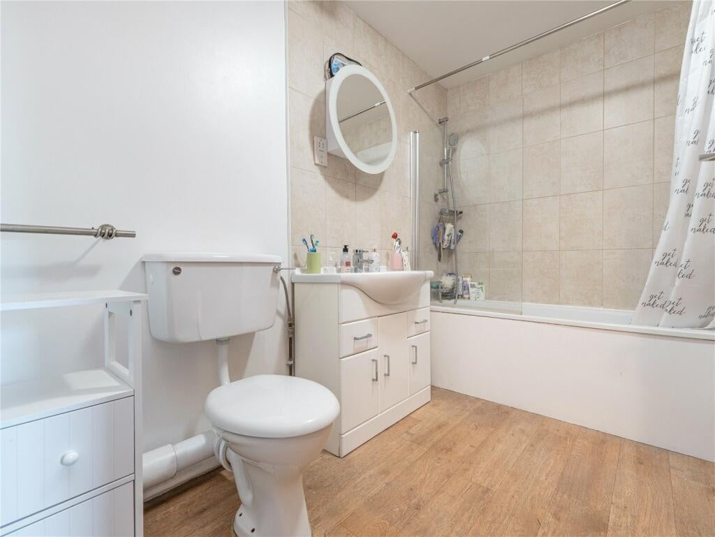 Flat Garter Way in Greater London