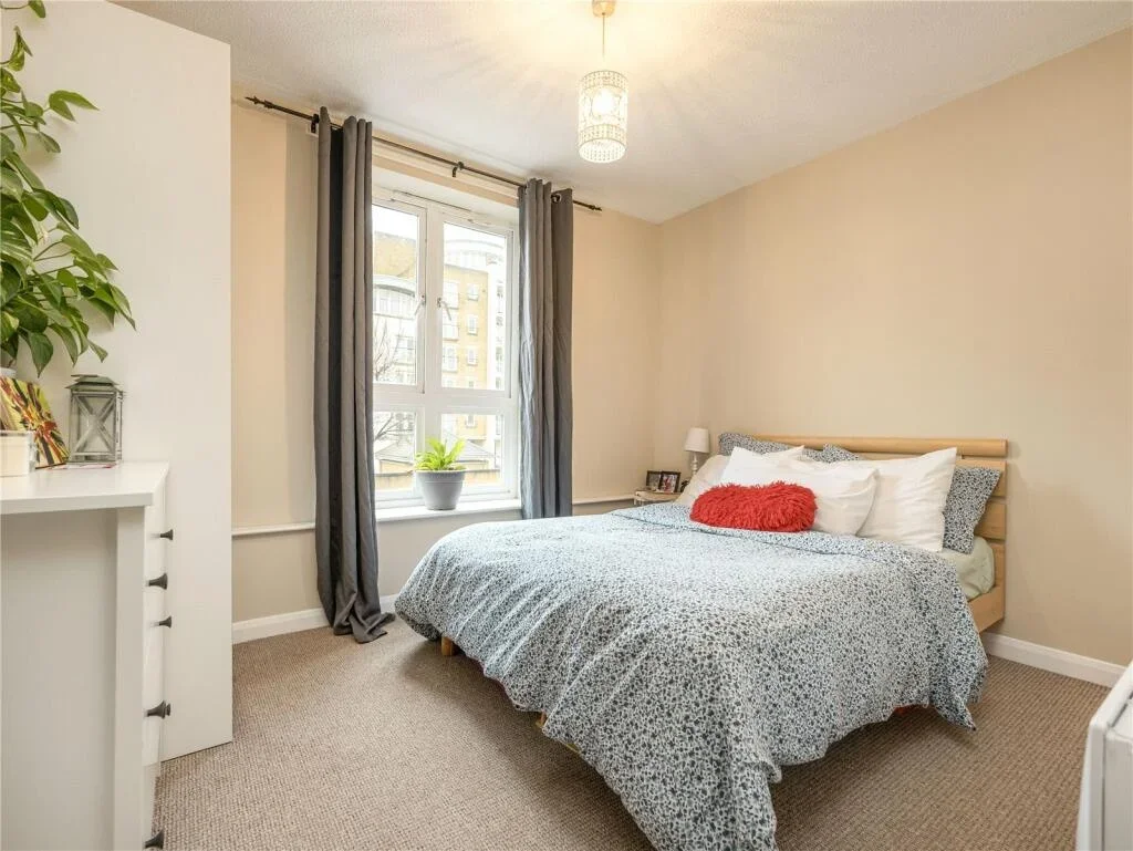 Flat Garter Way in Greater London