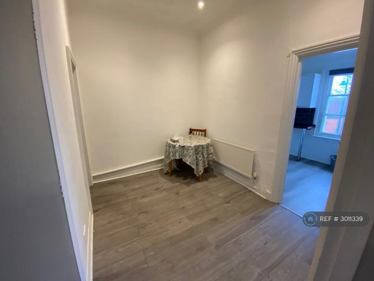 Flat Bevois Hill in Southampton