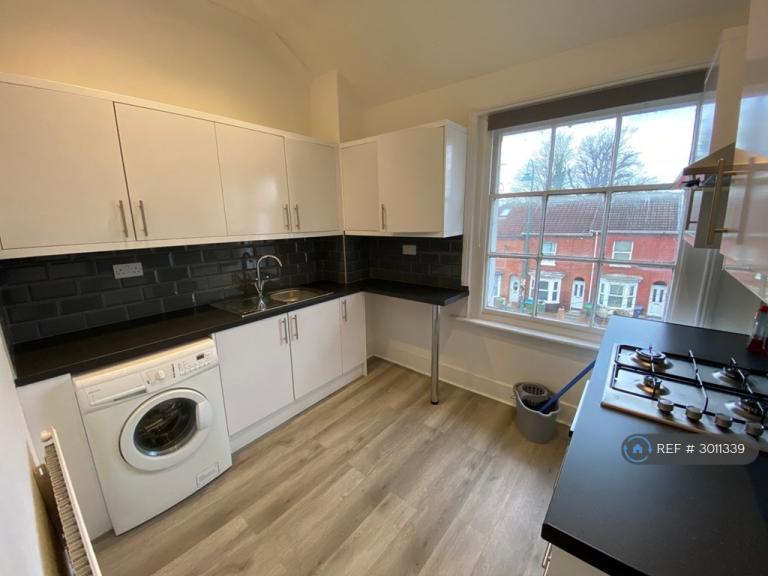 Flat Bevois Hill in Southampton