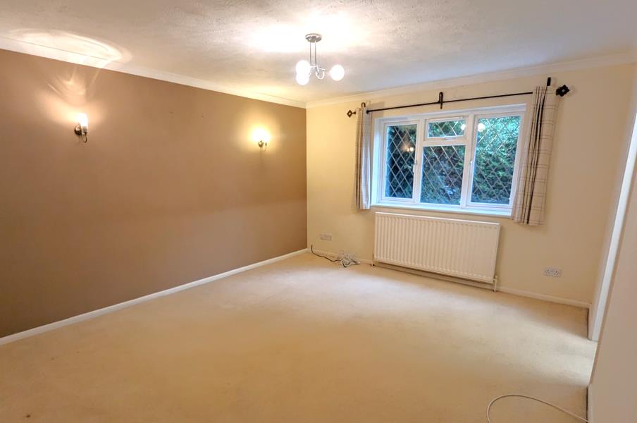 Flat Meadowbank Road in Surrey Heath