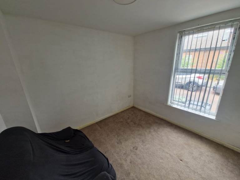 Flat Whitecroft Road in Luton