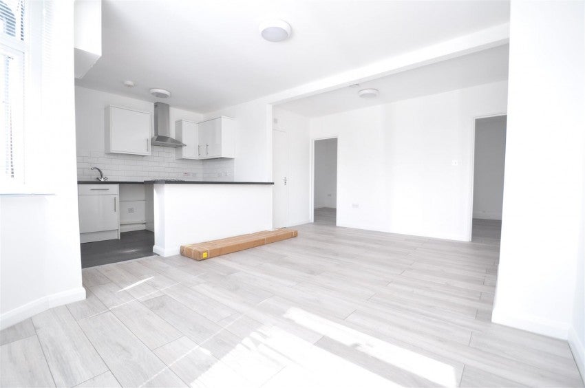 Flat Sherwood Park Avenue in Greater London