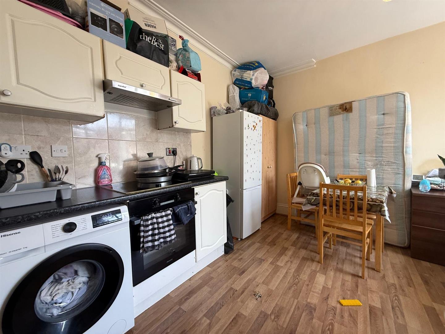 Flat Kelvin Avenue in Greater London