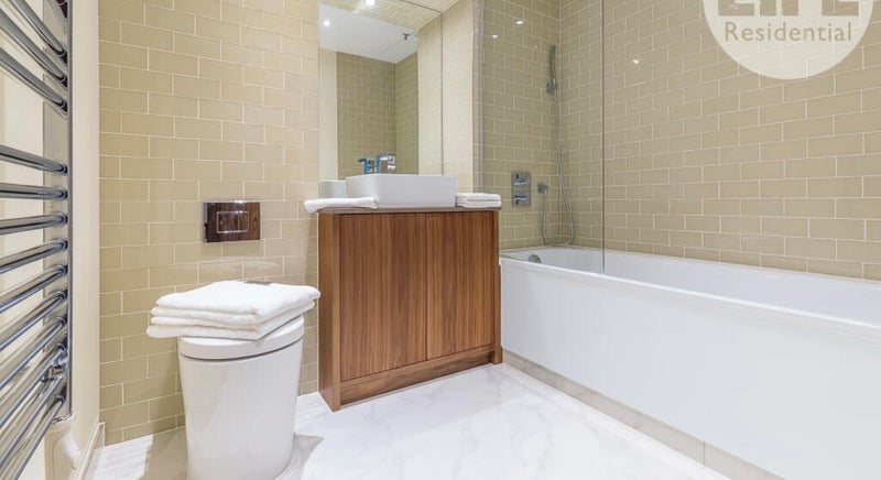 Room Lincoln Plaza in Greater London
