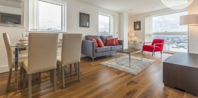 Room Lincoln Plaza in Greater London