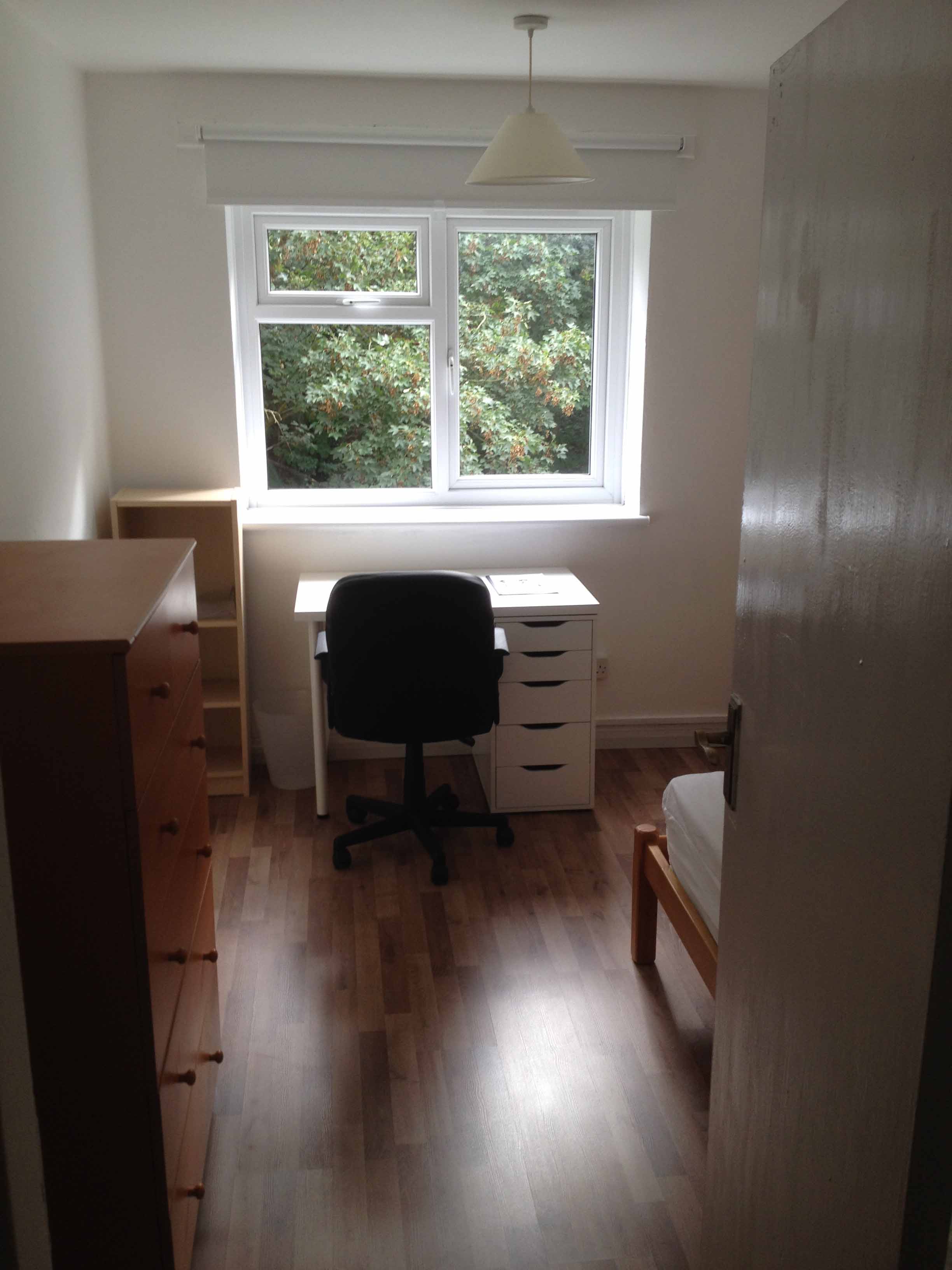 Flat Anglesea Road in Greater London