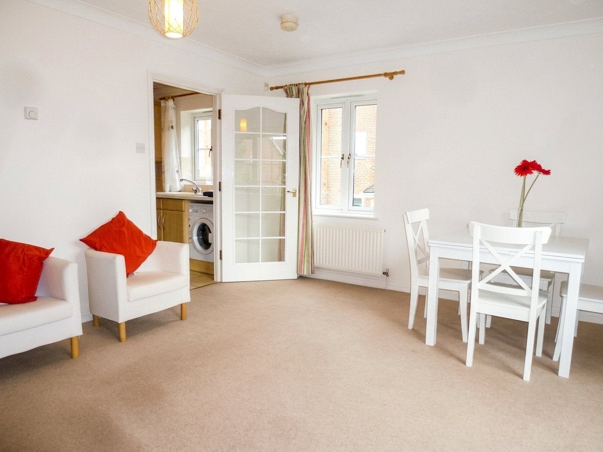 Flat Tamesis Place in Reading