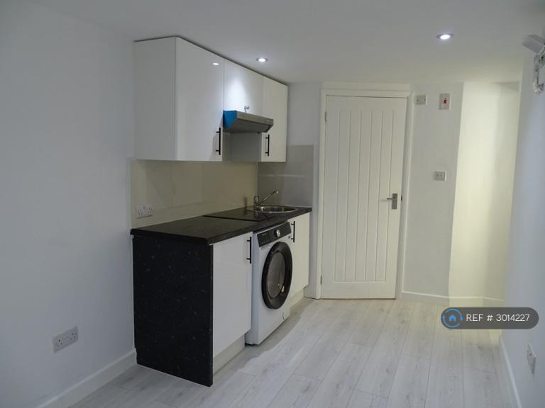 Flat Glamorgan Close in Greater London