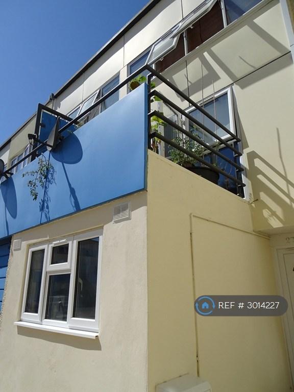 Flat Glamorgan Close in Greater London