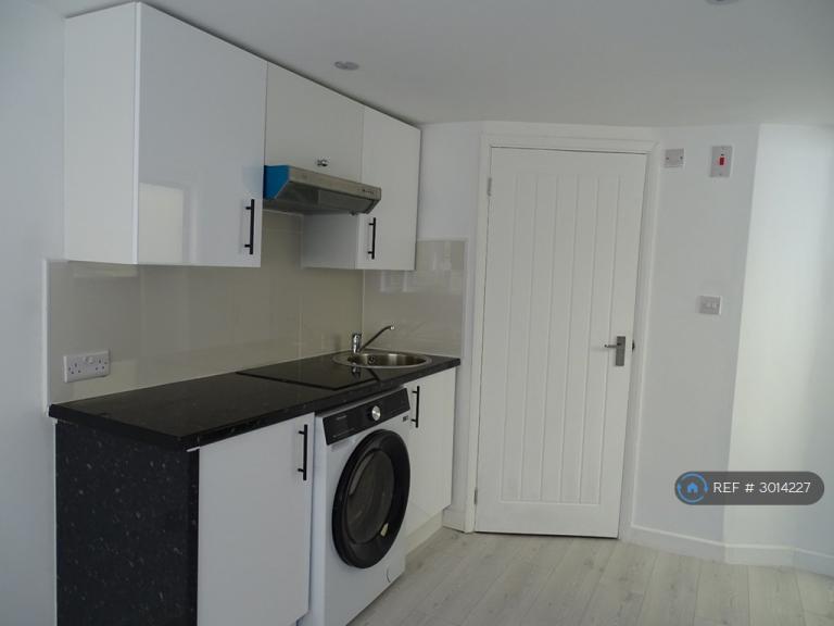 Flat Glamorgan Close in Greater London