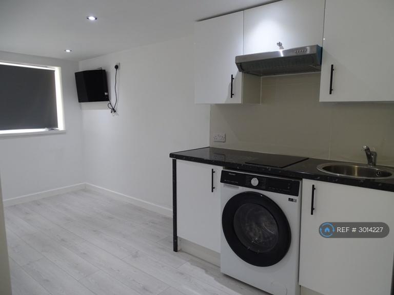 Flat Glamorgan Close in Greater London