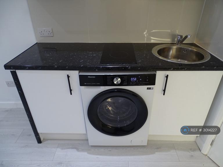 Flat Glamorgan Close in Greater London