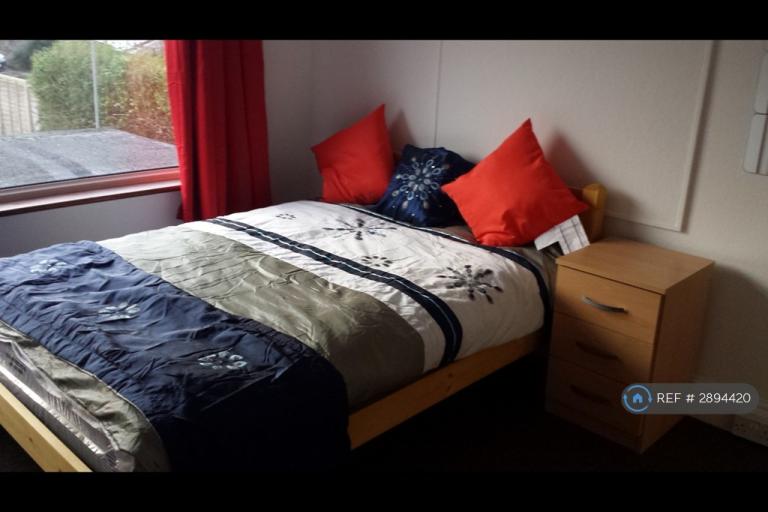 Room High Road in Southampton