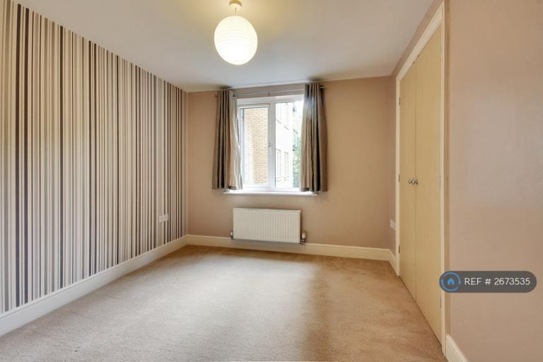 Flat Robinson Way in Dartford