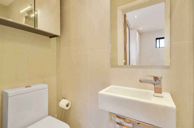 Room Ashbourne Road in Greater London