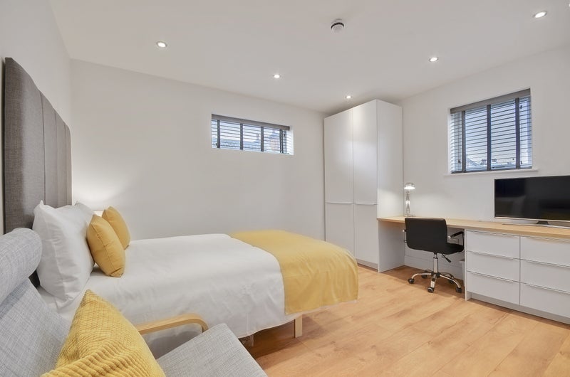 Room Ashbourne Road in Greater London