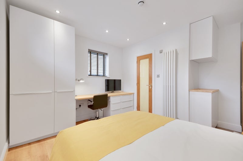 Room Ashbourne Road in Greater London