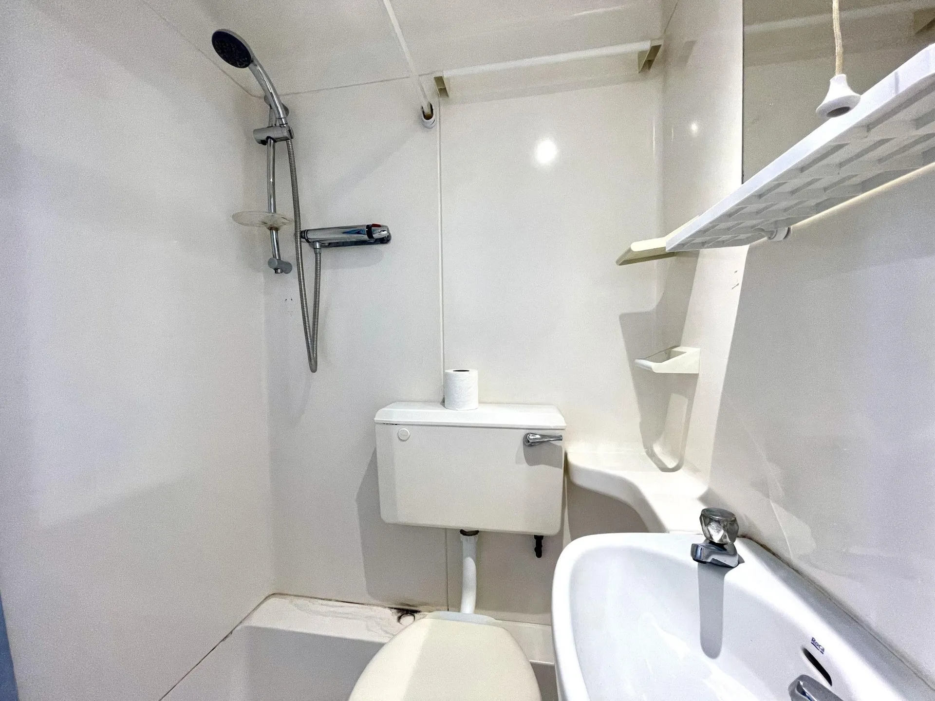 Room Oakhill Close in Mole Valley