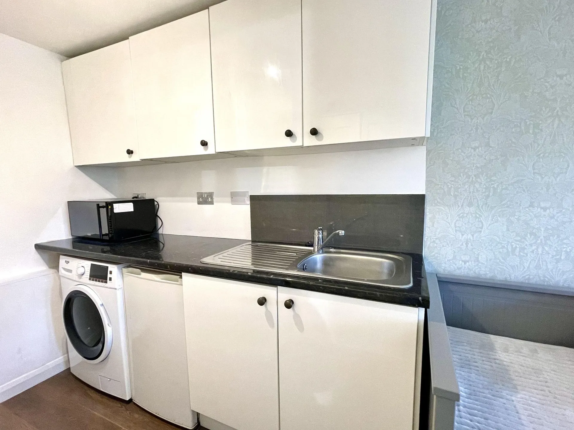 Room Oakhill Close in Mole Valley