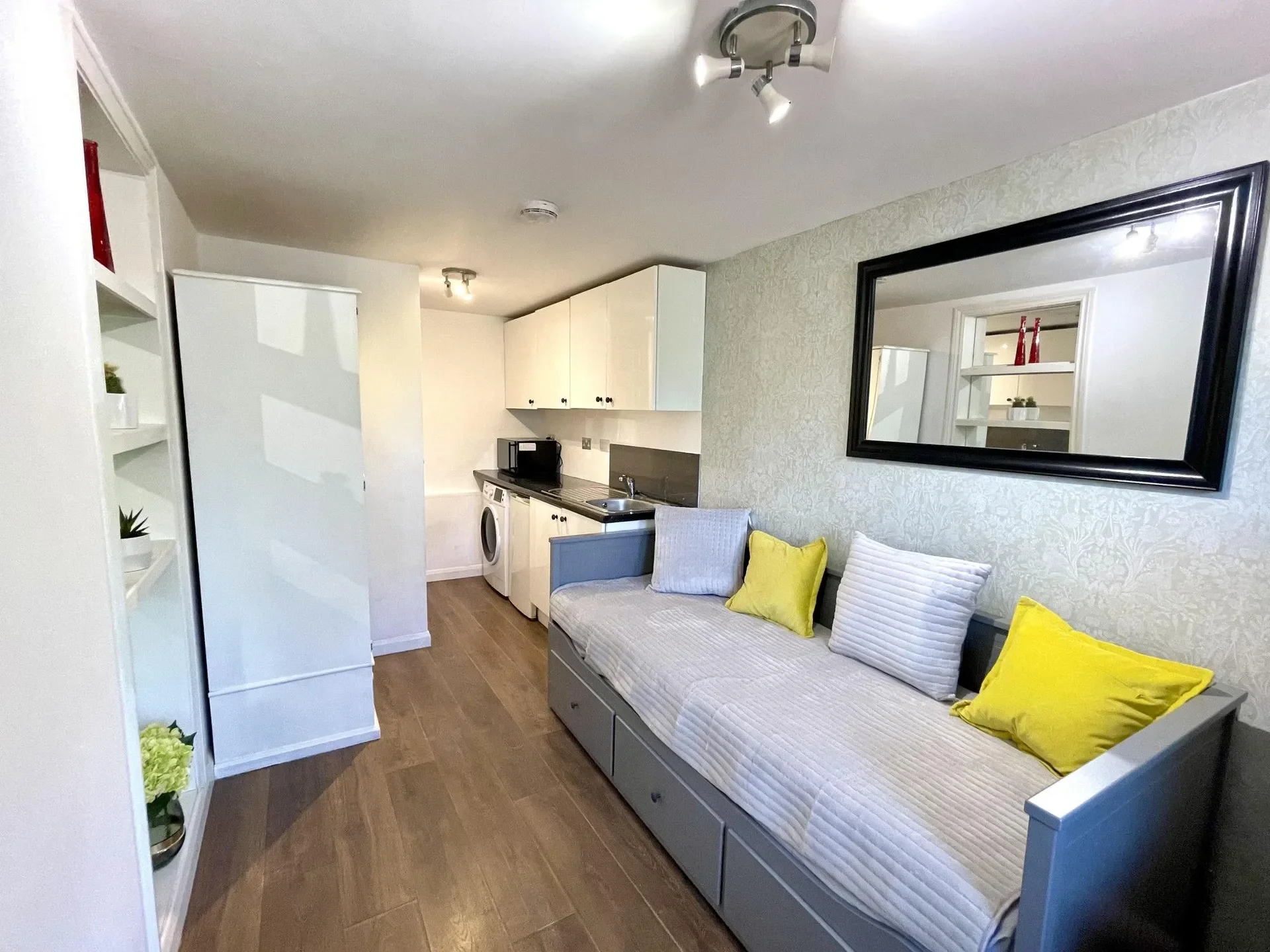 Room Oakhill Close in Mole Valley