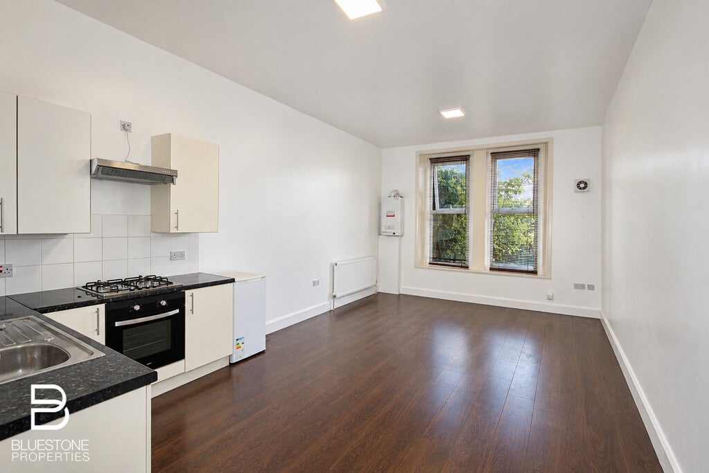 Flat Lawrence Road in Greater London